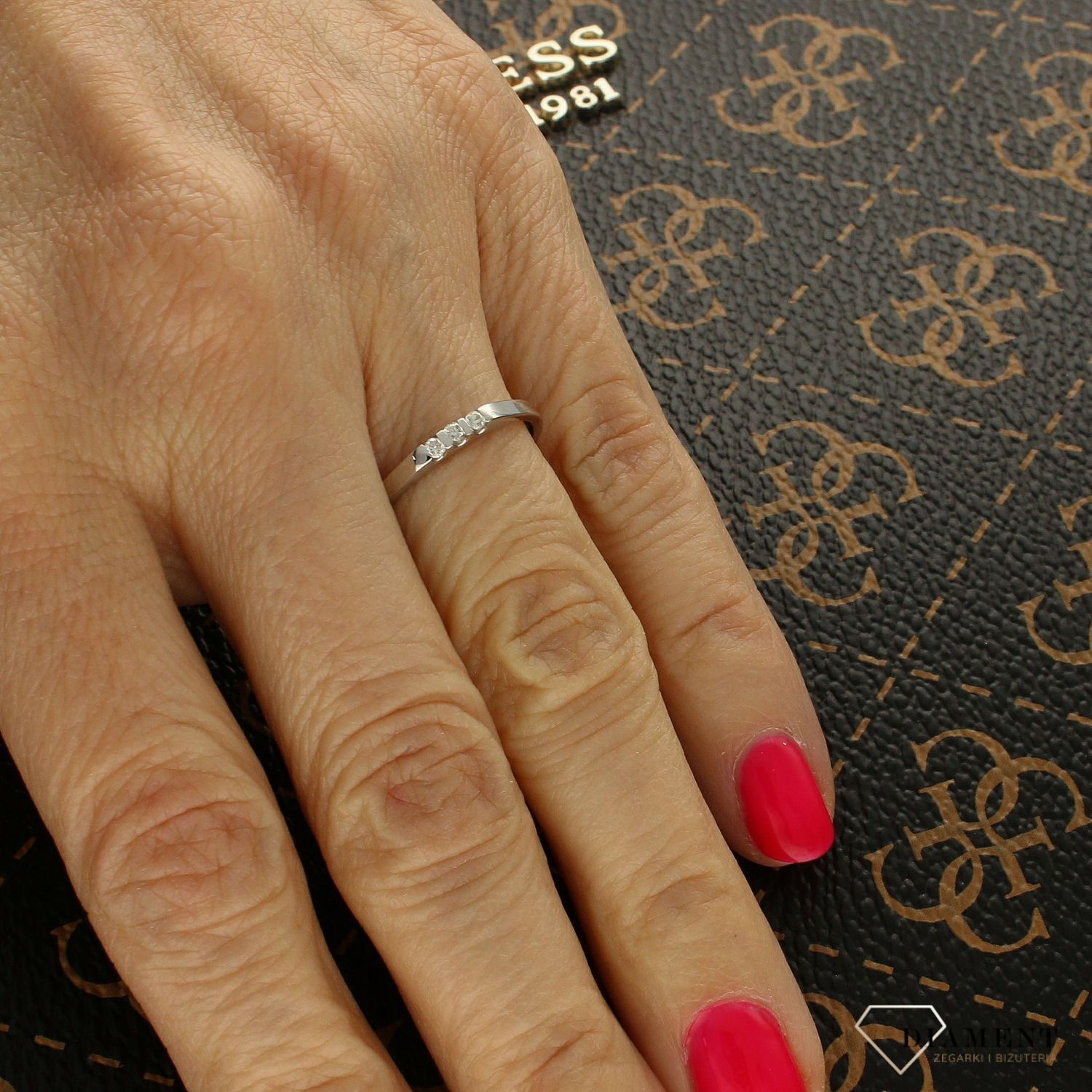 Złoty pierścionek z trzema diamentami „Delikatność”  Białe złoto 585  P7040  Rozmiar 11.jpg